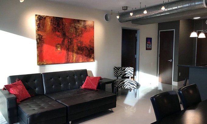 Financial District Condo | Downtown upscale condo in heart of CBD