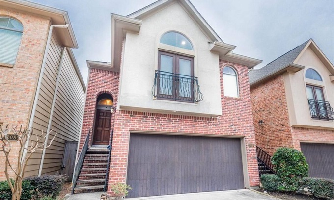 Greater East End House | Downtown Upscale Town Home. Private Pool & Jacuzzi