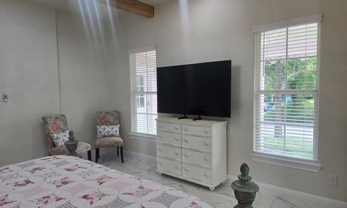 Denison House | Downtown Vintage Fairytale Home w/Juliet Balcony