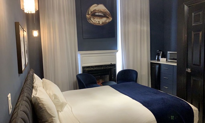 Golden Square Mile House | Dr Penfield Deluxe Queen Studio