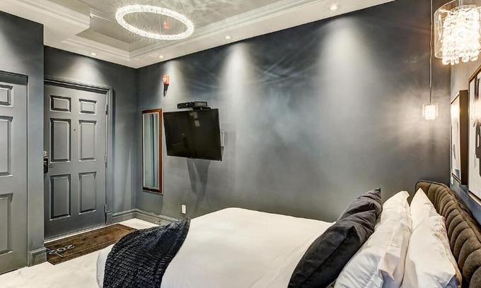 Golden Square Mile House | Dr Penfield Standard Studio de Luxe