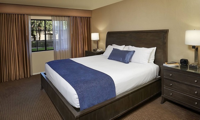 South Scottsdale Resort | Dream Getaway! 2 Spacious Units, 5 Pools, Spa, Short Drive to Phoenix Zoo!