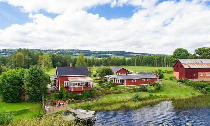 Grasmark House | Dream house with home office and private beach right on the lake