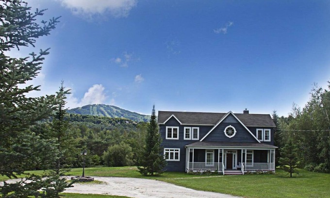Bromont Cottage | Dream house with mountain view, hot tub and pool table