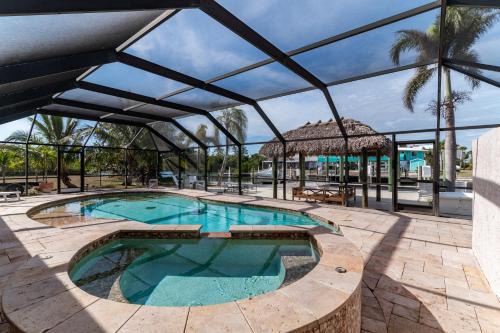 Isles of Capri House | Dreamers Hideaway I Waterfront I Direct Access