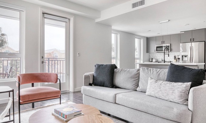 North Pine Apartment | Dreamy Long Beach 2BR w/Gym & Pool, near Shops & Bars, by Blueground