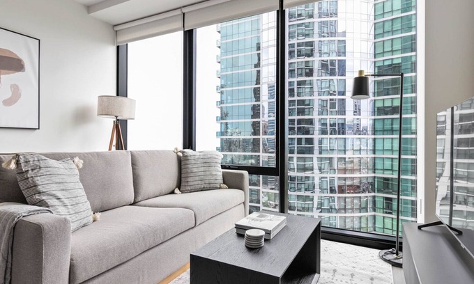 South Loop Apartment | Dreamy South Loop Studio w/Pool, BBQ & Gym, nr Grant Park, by Blueground