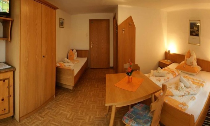 Flattach Bed & Breakfast | Dreibettzimmer, Dusche, WC, Balkon - Gasthof-pension Innerfraganter Wirt