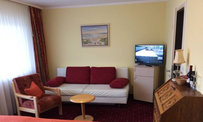 Tuebingen Apartment | Dreibettzimmer mit Bad und WC