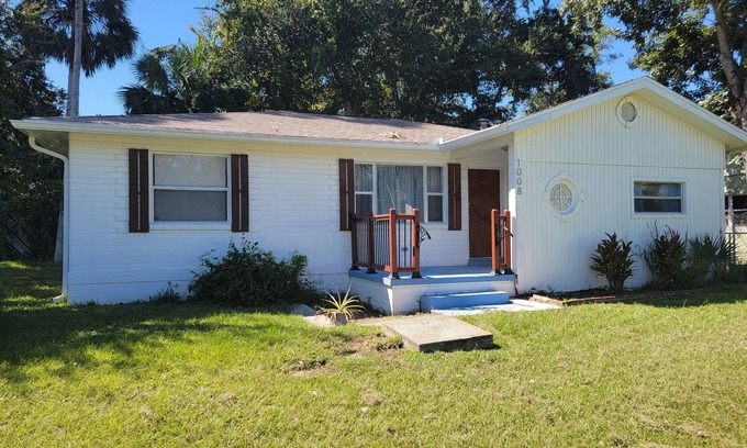 Daytona Beach House | Driftwood Daytona- Spacious 3 Bedroom Old Florida Charmer 10 min from Everything