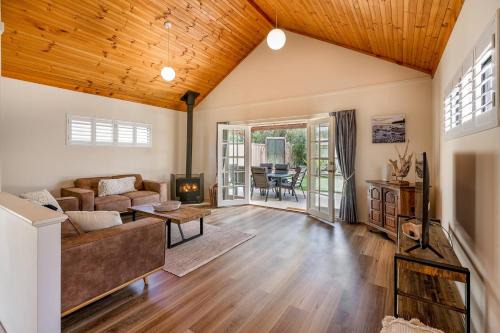 Dunsborough House | Driftwood - True Beachside Bliss with Games Galore