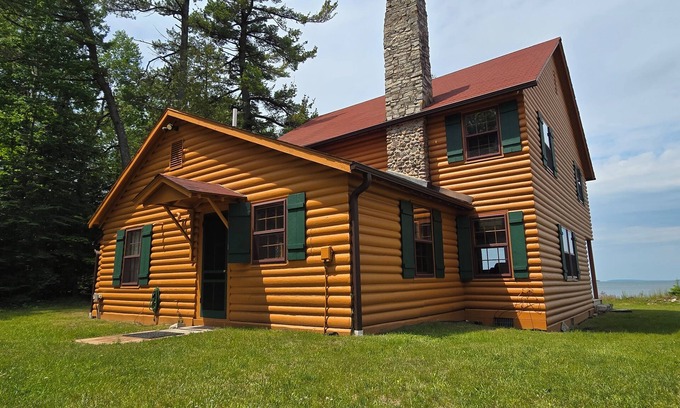 Drummond Cabin | Drummond Island Hotel & Vacation Homes - Lakeside Lodge