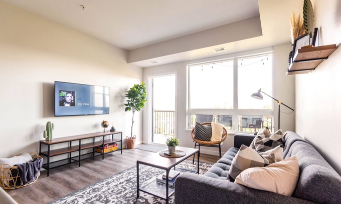 North End Condo | DT | 2 Private King BR | Walk to Beach | Park Freen