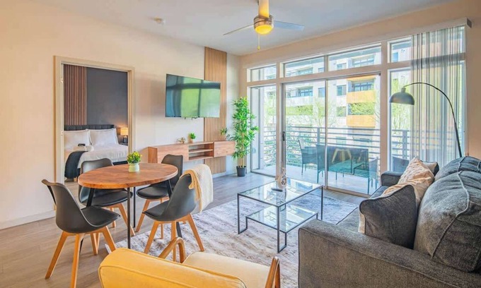 Evans Churchill Apartment | DT Phoenix | Pool, Gym, Parking, W/D Near Airport