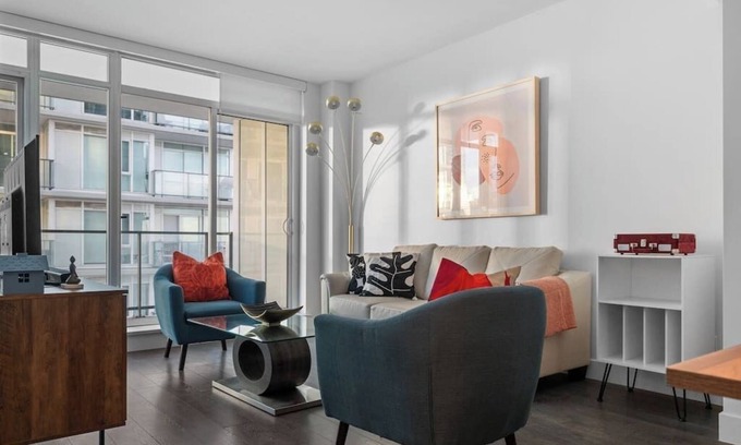Victoria Park Apartment | DT Views | AC | UG Parking | Walk to Saddledome