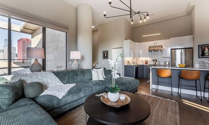 The Loop Condo | Dtown Penthouse 3bd VIEWS+Parking +Gym+Pool