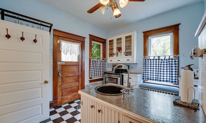 Manistee House | Dtwn Victorian Home - 1 Mi to Lake Michigan Beach!