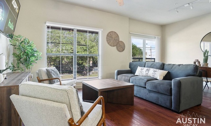 Brentwood Apartment | Dual Urban Oasis | 8BR in Vibrant North Loop Hub