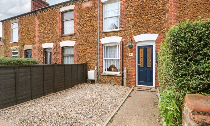 Snettisham Cottage | DUCK COTTAGE, family friendly, with a garden in Snettisham