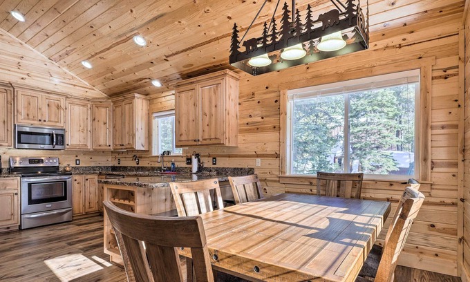 Duck Creek Village Cottage | Duck Creek Village Cabin w/ Fire Pit & Grill!
