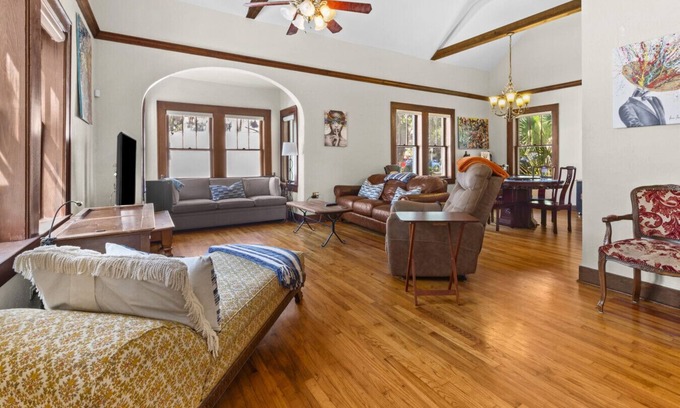 Duckpond Apartment | !Duck Pond Charming 3bed 2 bath house!