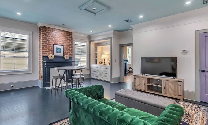 Savannah Victorian District House | Dueling Sisters' Historic Escape, 4 bedrooms, 3 bath. Walk to Forsyth Park