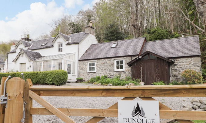 Lewiston Cottage | DUNOLLIE HOUSE, family friendly in Drumnadrochit, Loch Ness
