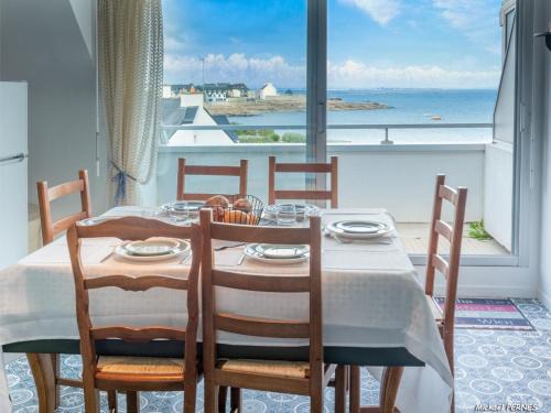 Kerroch Apartment | Duplex 5 pièces avec balcon à 30m de la plage - 7 couchages, acceptant animaux, wifi et parking - FR-1-349-114