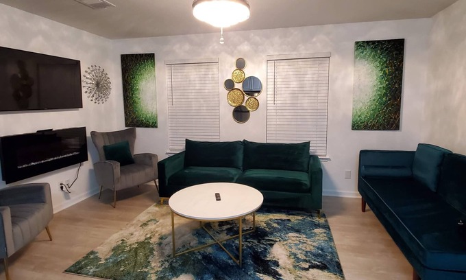 East MLK House | Duplex - Unit B Near DWTN & Austin-Bergstrom Airport