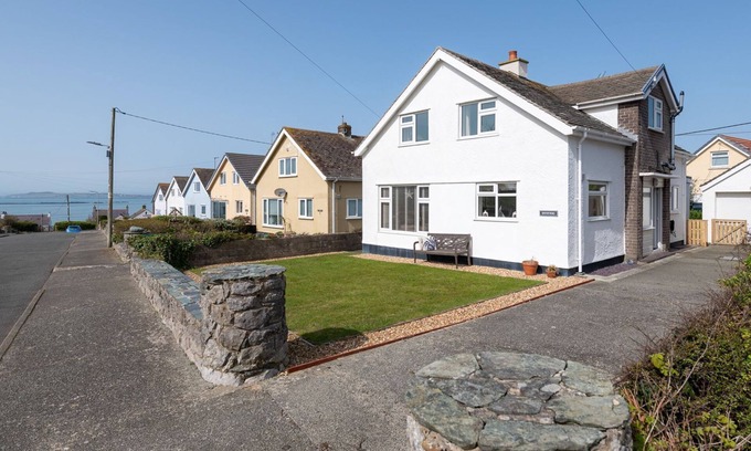 Rhosneigr Cottage | Dysynni : Modern Family Home in Rhosneigr | Managed by Anglesey Holiday Lettings