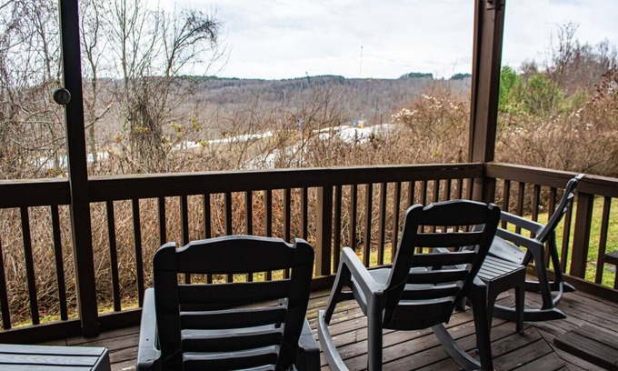Ghent Condo | E101 · Winterplace Condo! Ski In Ski Out First Floor E101