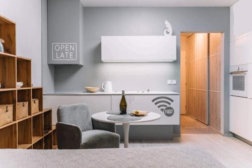 Kosice Old Town Apartment | E3 Luxury OldTown Apt w Free Garage, Supermarket, FastWifi, Unlimited Music, Prime Video, Aircon