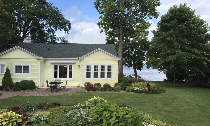Black Wolf House | EAA Dream Home: Immaculate Lake Front Home 5 miles from EAA