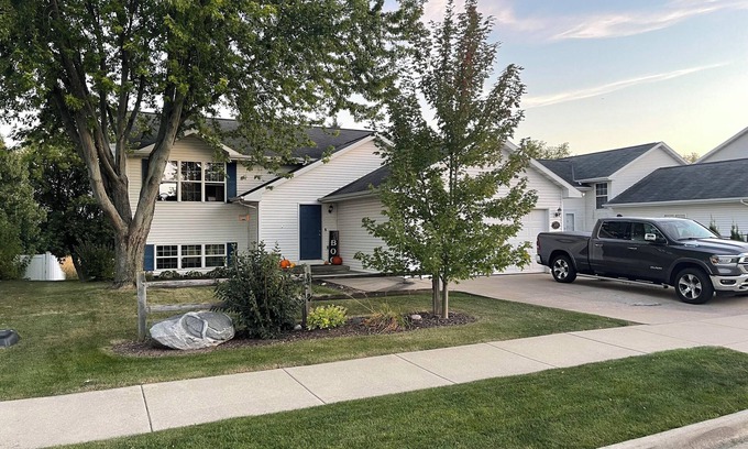 Oshkosh House | EAA House! Cozy sub division home within 2 miles of EAA grounds!