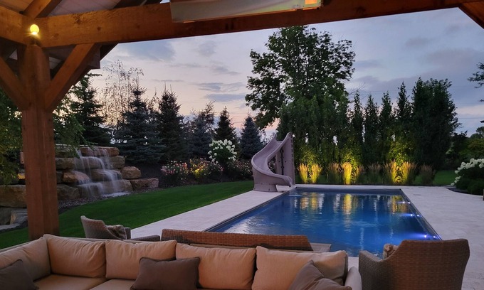 Neenah House | EAA Rental 6 bed 5 bath
