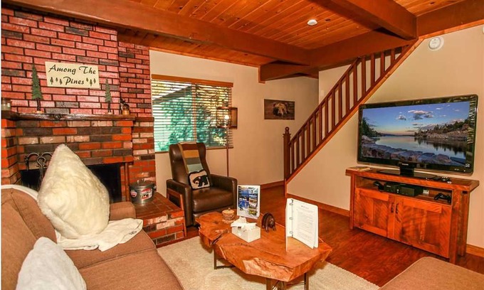 Whispering Forest House | Eagle Mountain Retreat - Modern, WiFi, Mountain Views! FREE 2 hour Bike/Kayak Rental!