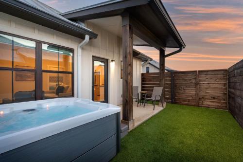 Fredericksburg House | Eagle's Landing - Couples getaway with Hot Tub