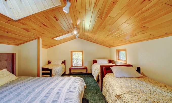 Brainerd Cabin | Eagle's Nest - Guest House