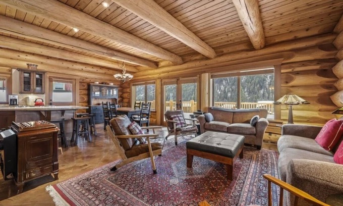 Fairways Ski Chalet | Eagle View Chalet: Spacious 3BDRM Chalet, Family Friendly w/Private Hot Tub