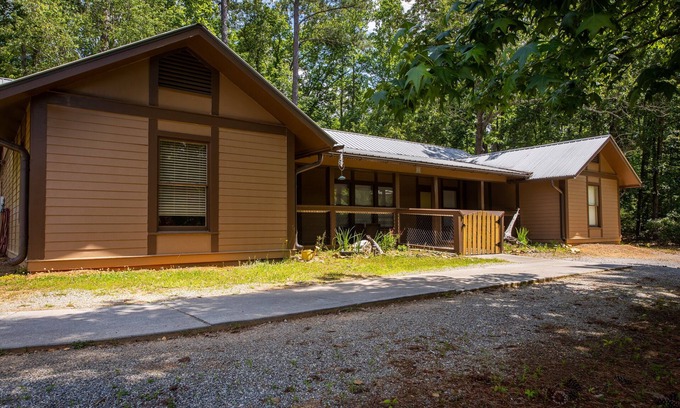 Woodstock House | Eagles nest cabin -Comfortable, Homey Cabin Sleeps 14 on Lake Allatoona