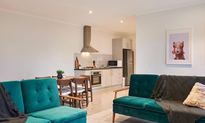 Malvern East Apartment | Earthy And Polished 2 Bedroom Unit In Chadstone