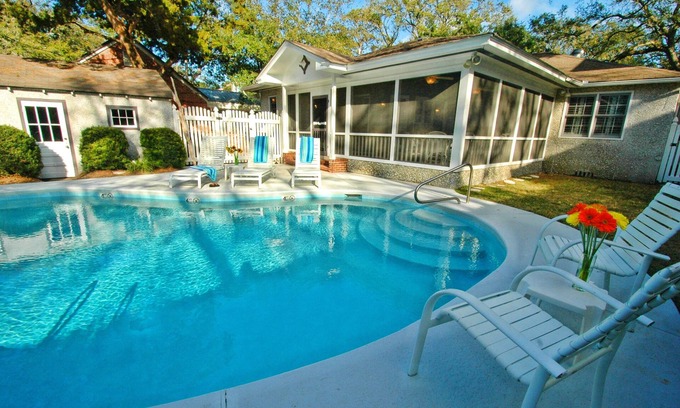 East Beach House | East Beach Cottage | Private Pool | Walk to Beach!