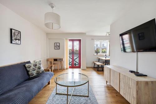 Wapping Apartment | East London Waterfront 2 bed flat with Jacuzzi tub