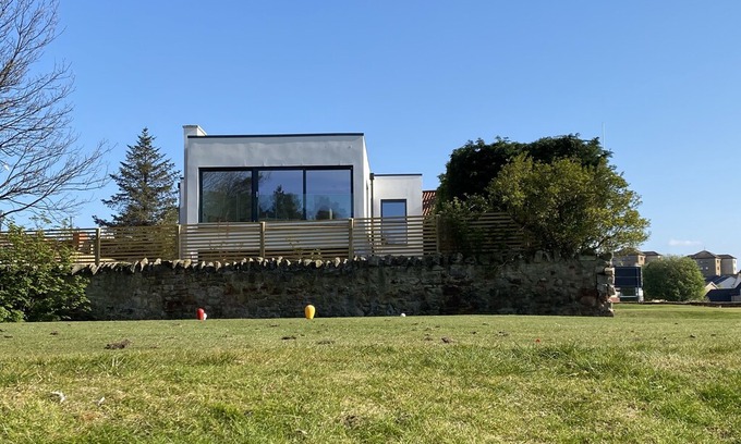 Musselburgh Apartment | East Lothian Hideaway retreat with enclosed walled private gardens & Hot Tub