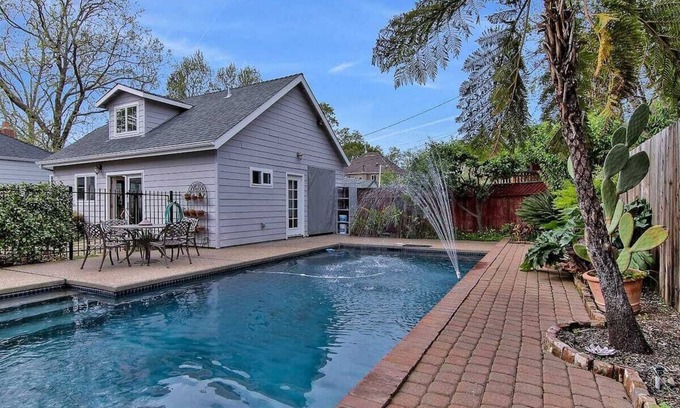 East Sacramento House | East Sac Escape | Relaxing Saltwater Pool & Guest Casita