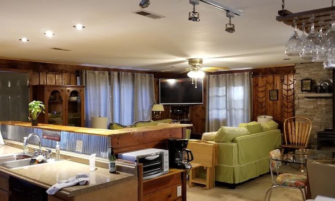Tawas City House | East Tawas Rustic Retreat - 3 Br Home