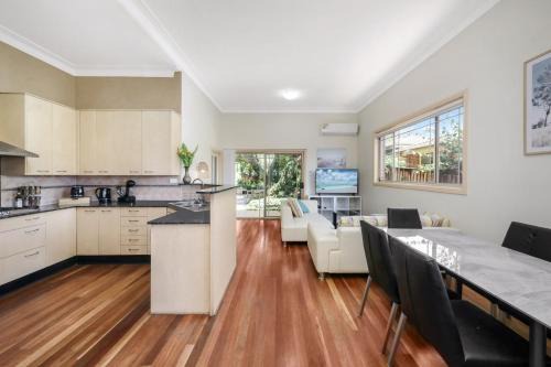 Eastwood Villa | Eastwood Central, Walk to Station & Shops, Drive to Olympic