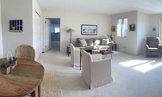 South Haven Cottage | Easy walk to the beach, harbor and downtown, sleeps 6!