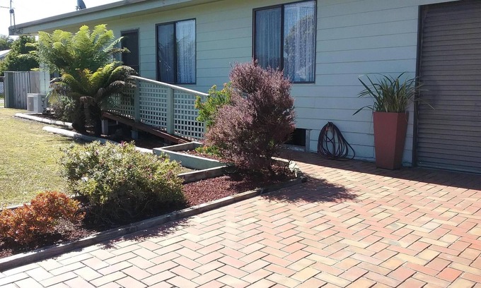 Apollo Bay House | easy walking take a google walk 1 fisk st to patrolled beach ,shops etcn