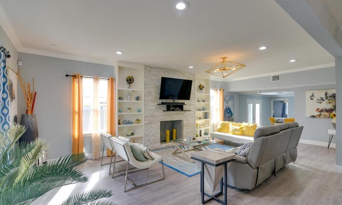 Riverside Terrace House | Eclectic Houston Home with Pool Table, 5 Mi to Dtwn